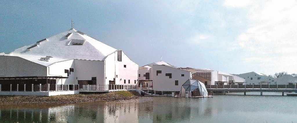 The larger building size of the north side is used as a barrier for
cold wind in winter.