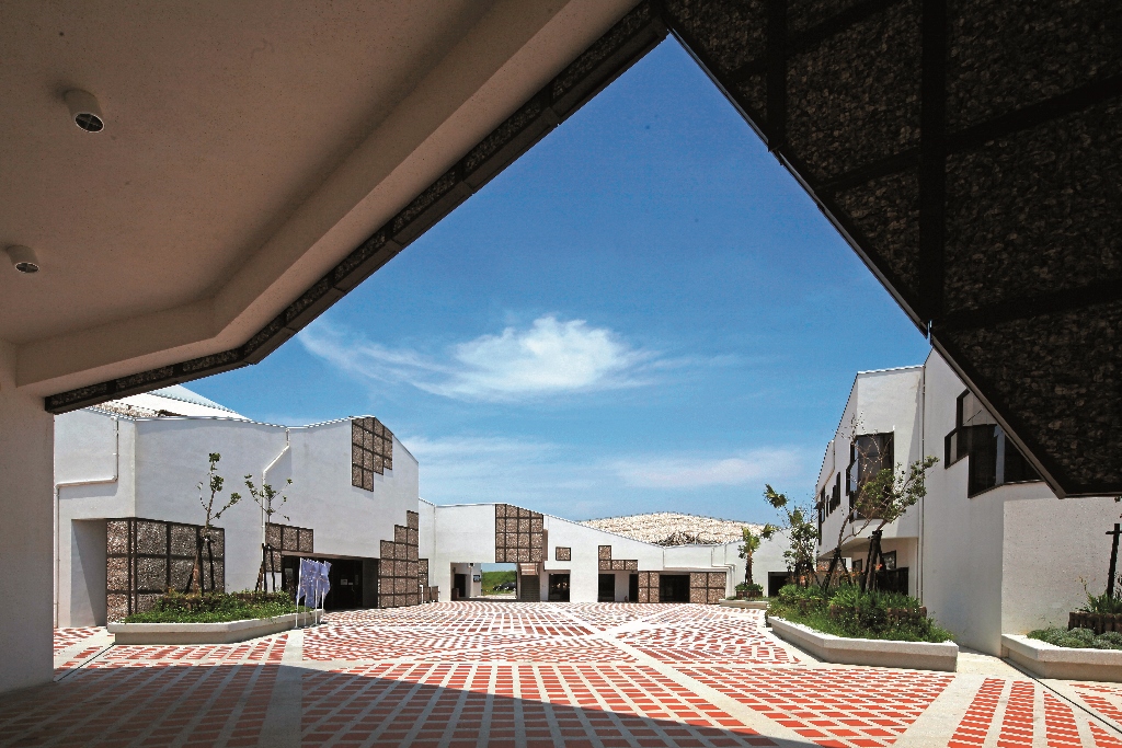 The open space shaped by the building entities embodies the concept of a courtyard.