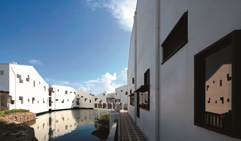The alleys and waterways formed by the division of the island-style building complex