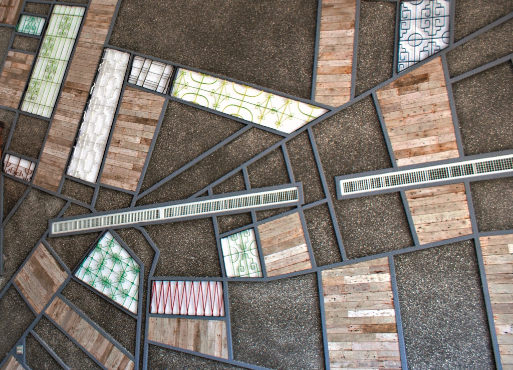 Main Wall: The idea was inspired by aerial photos.
Materials such as iron windows, plate molds and
cement correspond to the elements tribal settlements
such as the civic houses and fish ponds.。