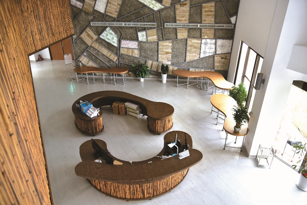 Service counter and long table: slender and sleek
streamlined appearance makes the table resemble the
ever-changing sandbar along the Anping coast.