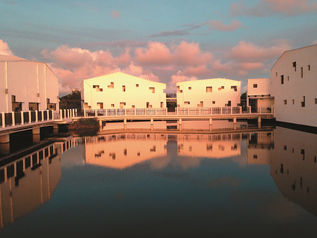 The erect surface style of the dormitory area not only possesses digital parameter vocabulary, it is also a double wall that is thermally insulated, wind blocking, and ultra violet protected. / provided by Taijiang National Park Headquarters