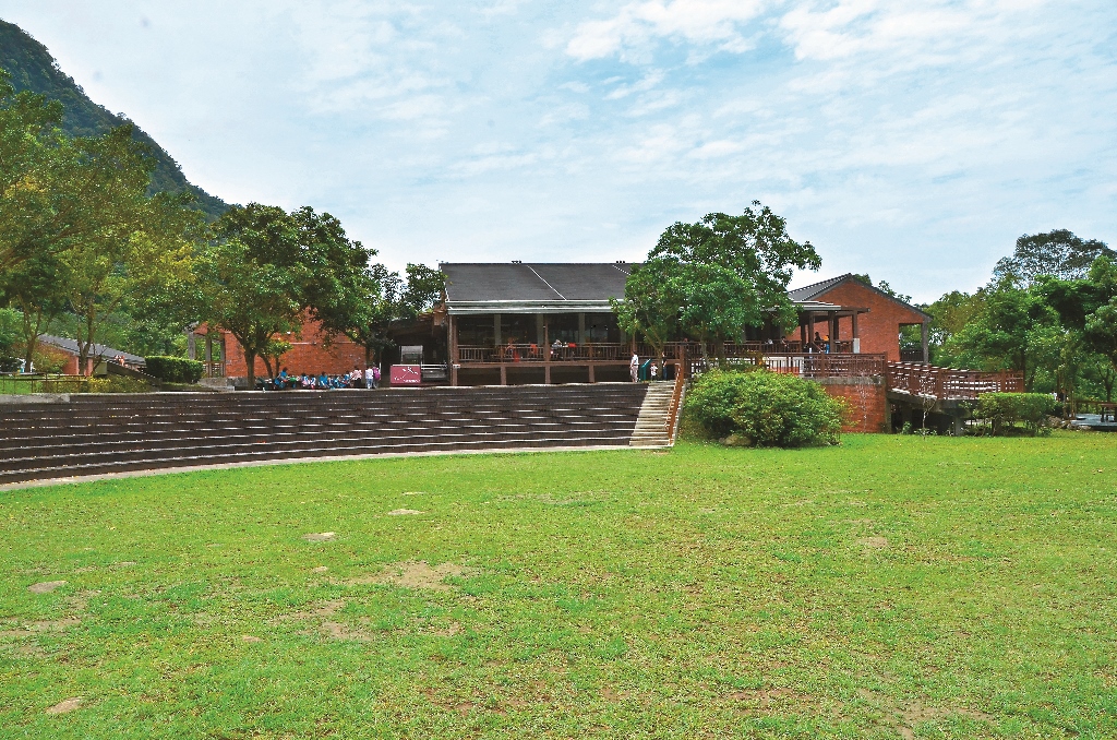 The Visitor Center’s two-story building cleverly reduced the visual volume by accommodating to the terrain.
