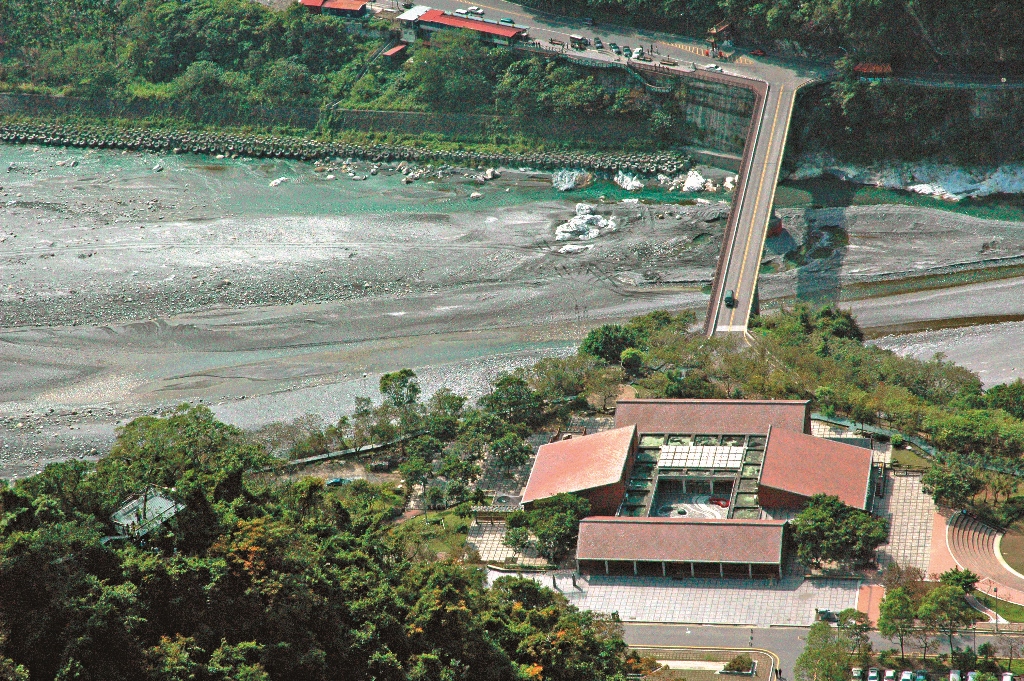 Taroko Terrace is located at the beginning of Central Cross-Island Highway and has a wide hinterland, making it the first choice for building the Taroko National Park Headquarters.