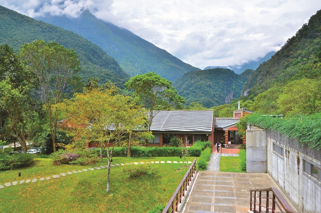 Trails between the Tarako National Park Building Complex