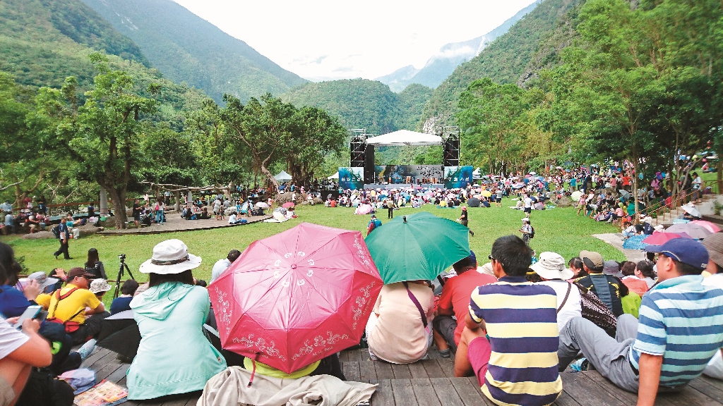 The outdoor space of the Visitor Center plaza