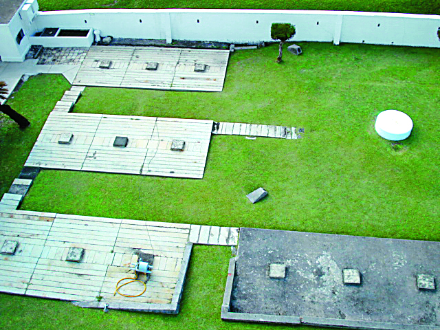 燈塔屋頂集水坪:燈塔周圍建築物的屋頂略向外 傾斜,可將雨水引入水管而導入儲水池/墾管處 提供