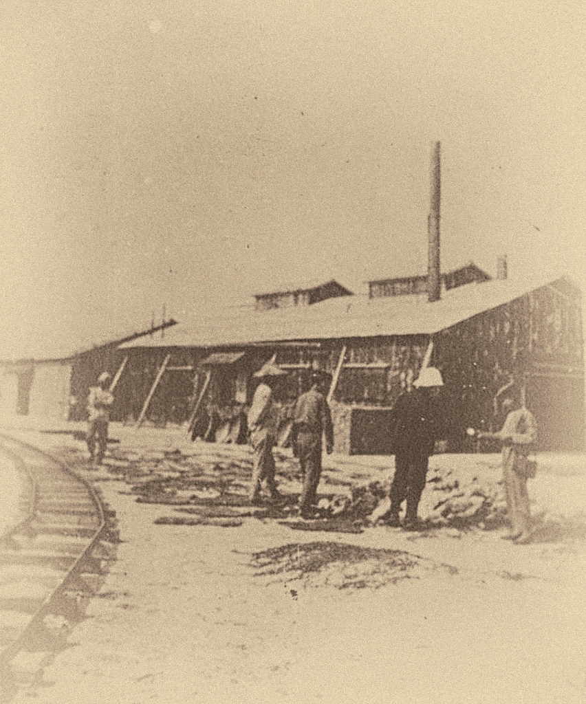 製磷工廠 清末日本人在東沙島上開設的製磷工廠,並在島上修建鐵軌、製 淡水廠及辦公處所,開採之磷酸 石灰礦則運送至臺灣等處。