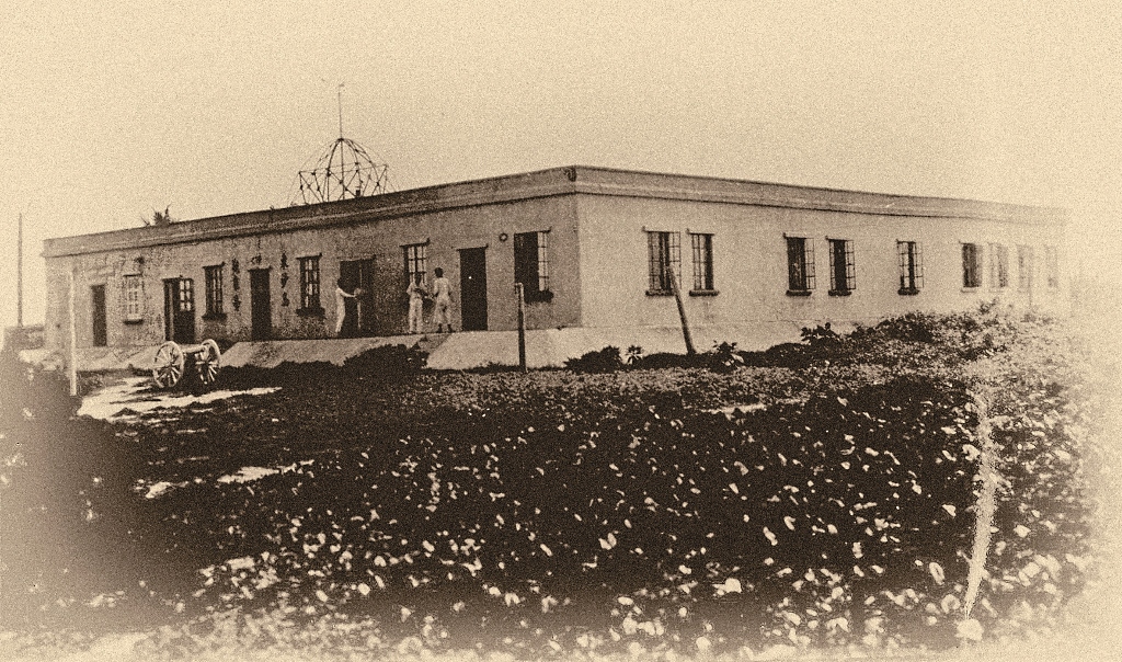 東沙島氣象臺 1924年國民政府海軍人員在第一次正式勘查時發現島上有日籍及 臺籍人士在島上作業居留; 1925年,再度乘船前往東沙島