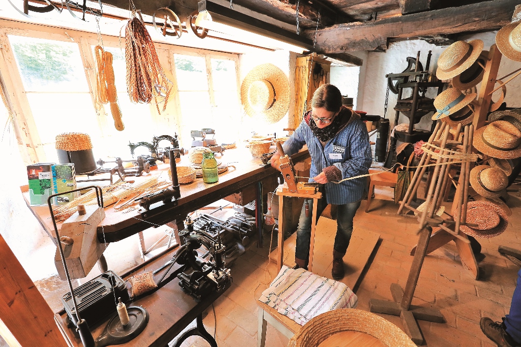 傳統草帽編織工藝的展示