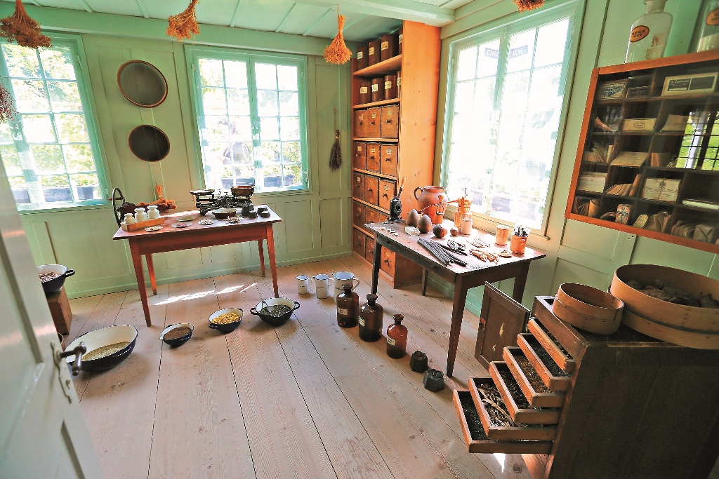 店家展示早年手工製作香氛用品的場景與器具,但現在博物館內展售的已是現代化生產的產品