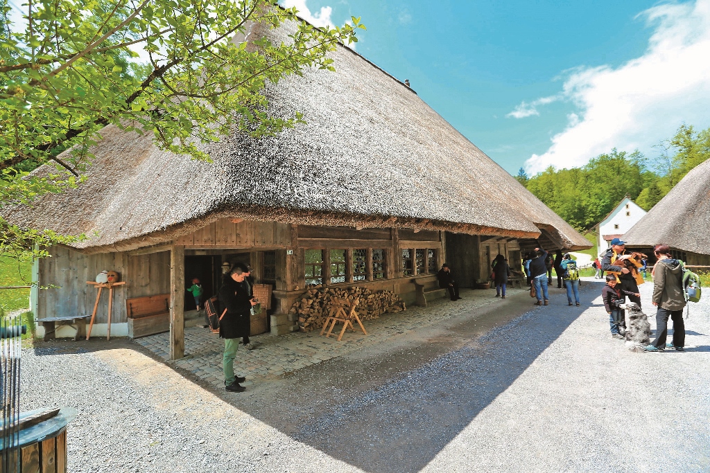 中部高地大斜率的麥稈屋頂建築