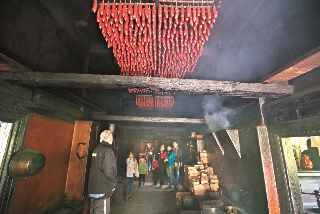 煙燻肉品的工作坊正在進行燻臘腸的製作