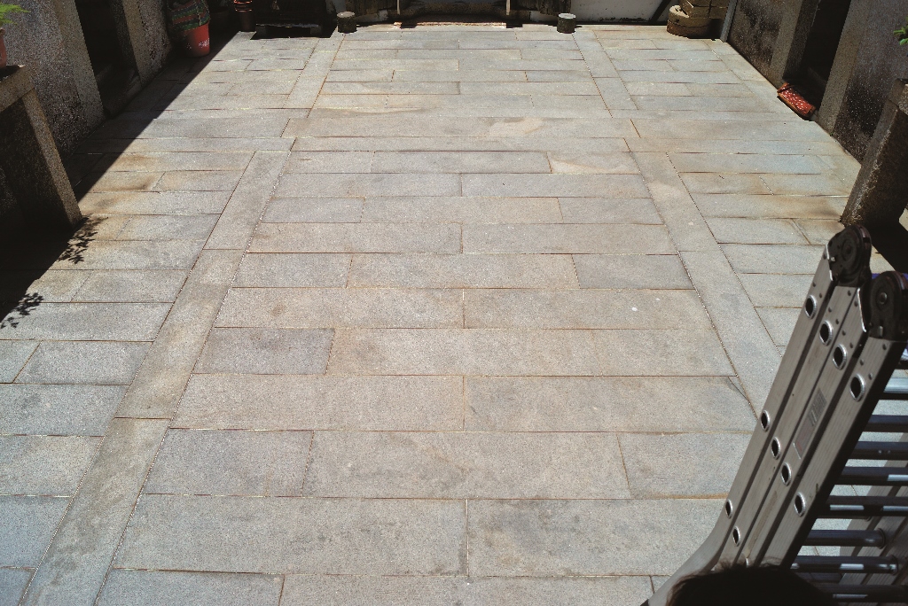 合院內部多採大量石板舖面