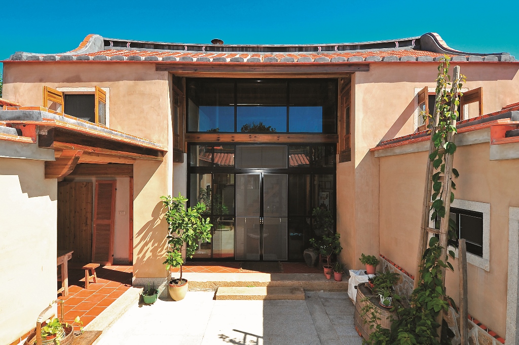 大面積的現代落地窗適當地融入傳統里院空間