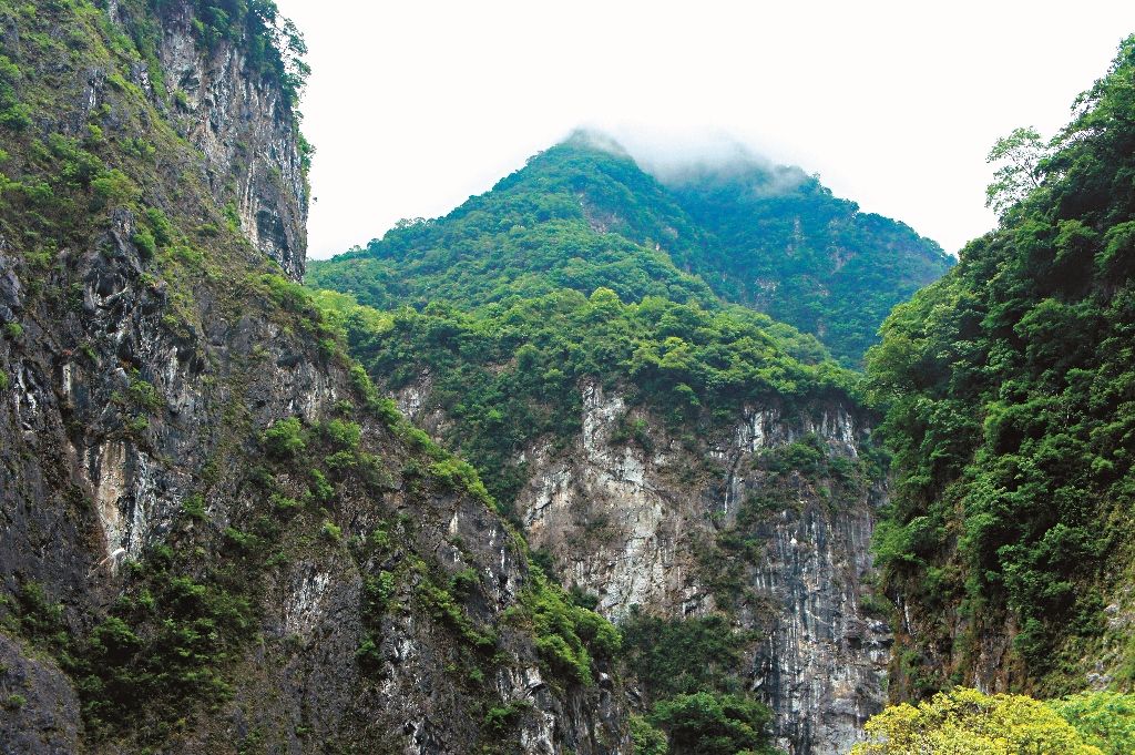 巴達岡是高懸在太魯閣峽谷燕子口上方的河階地,曾是太魯閣族部落,也是日治時期橫越過錐麓斷崖到塔比多( 今天祥) 的必經之地