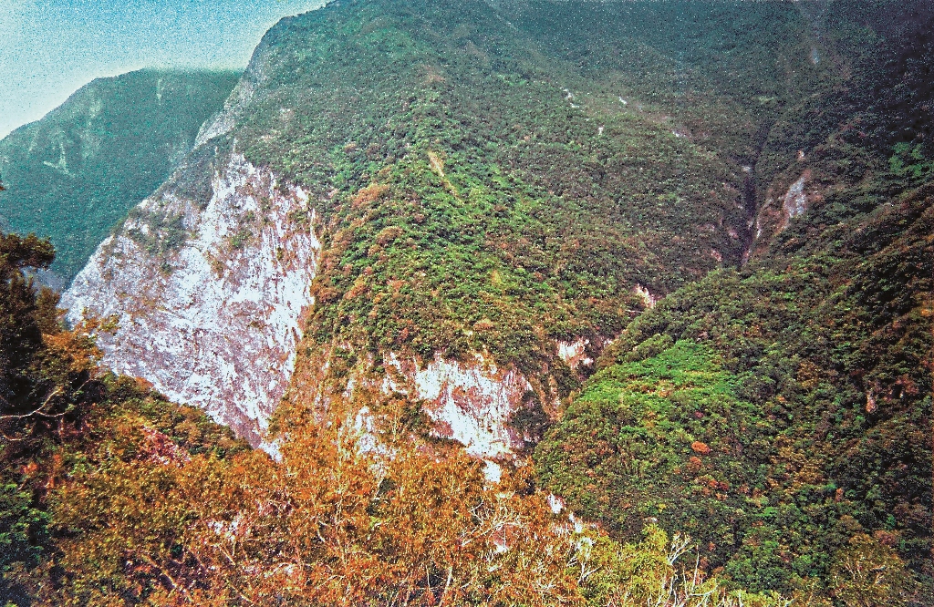 三角錐山大鞍部道路、斷崖道路與巴達岡位置