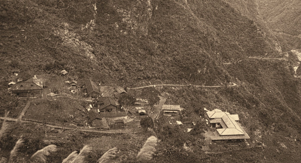 1934年(昭和 9 年)3月,裁撤並拆除「巴達岡蕃童教育所」用地,興建「太魯閣閣」