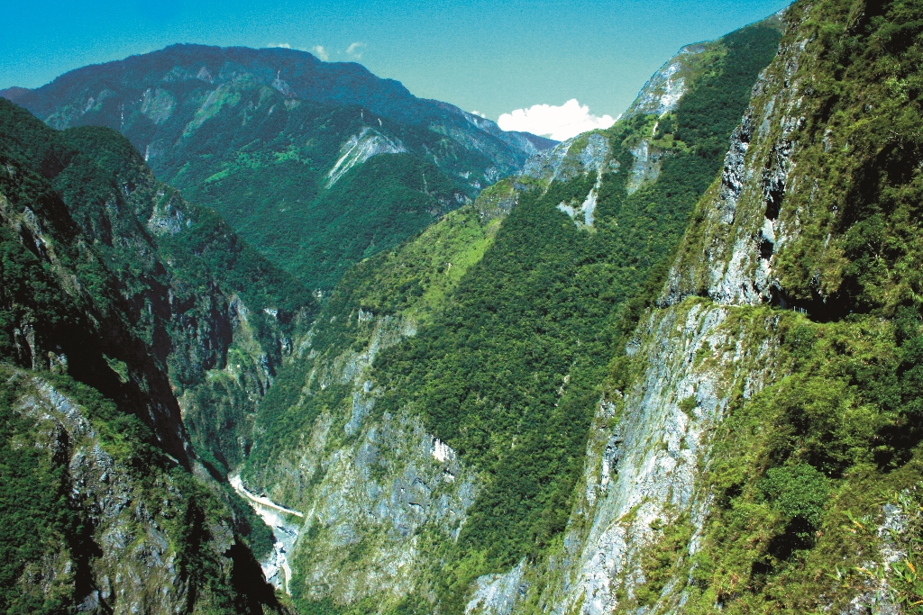 有「東洋第一大斷崖」美譽的錐麓斷崖