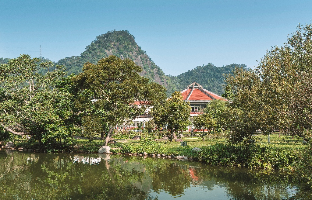 被青山綠水環抱的雪霸國家公園汶水遊客中心楊懷智攝