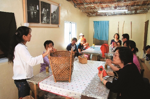 太魯閣國家公園尋籐趣活動，由培訓後的原住民解說員帶領活動的進行／太管處提供（林茂耀攝）