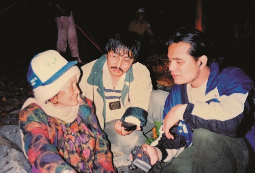 1994 年玉管處舉行布農族薪傳之旅時，訪問布農族老奶奶／玉管處 提供