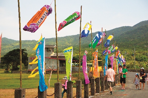 五彩的旌旗飄揚,宣告瑯嶠鷹季的來臨