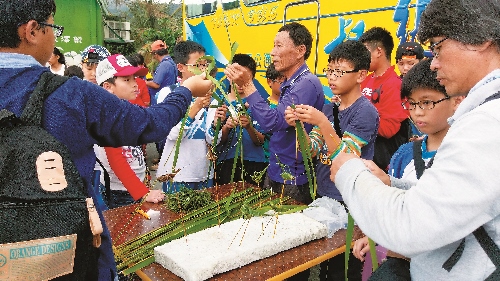 里德社區生態遊程中的傳統草編手做/古堅謀提供