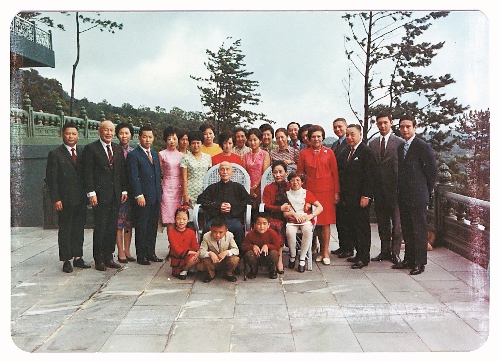 先總統蔣介石先生84 歲華誕於陽明書屋戶外平臺與家人親友合影／國史館提供