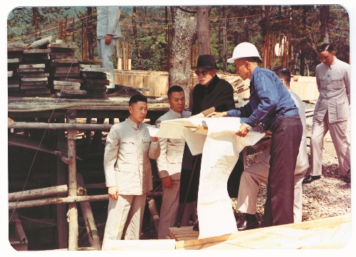 先總統蔣介石先生巡視中興賓館施工情形／國史館提供