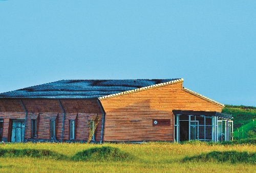 東吉嶼遊客服務中心保留望安國中東吉分部校舍原本的地基與樑柱,改建為木造房屋,屋頂設置雨水截流設施/朱巧雯攝