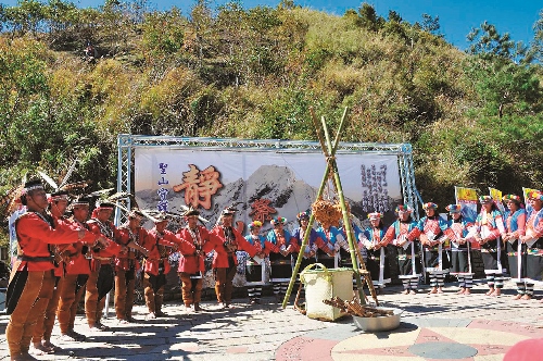 2010 年靜山祭中鄒族敬謝山神儀/玉管處提供(曾阿貴攝)
