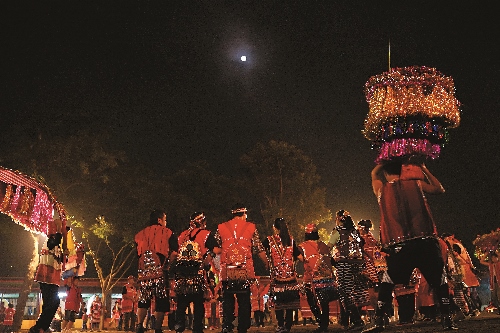 賽夏族矮靈祭中肩旗和腰間配掛的臀鈴,在祭儀中都有神聖的意義,外人不得隨便碰觸/雪管處提供