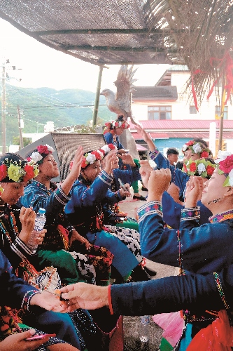 臺東縣大鳥村小米收穫祭少女們表演前的打氣/劉鎮攝