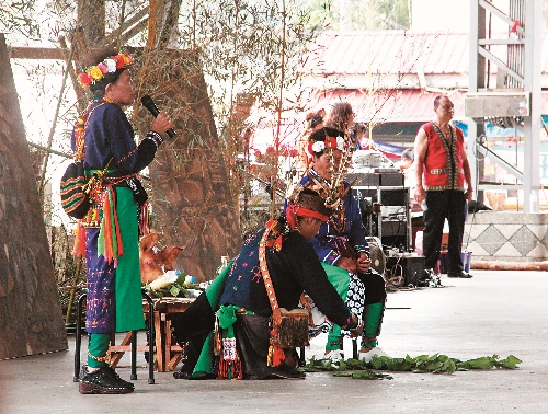 臺東縣大鳥村小米收穫祭祭祀儀式,乞求來年豐收/劉鎮攝