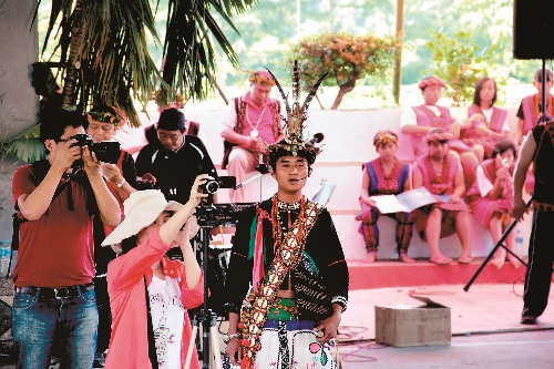 臺東縣大鳥村小米收穫祭青年會長演唱祭歌/劉鎮攝