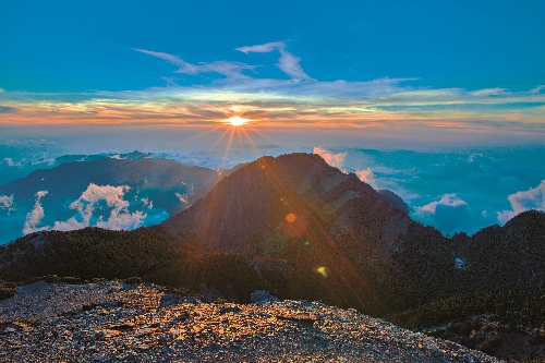 玉山西峰夕照／何小綠攝