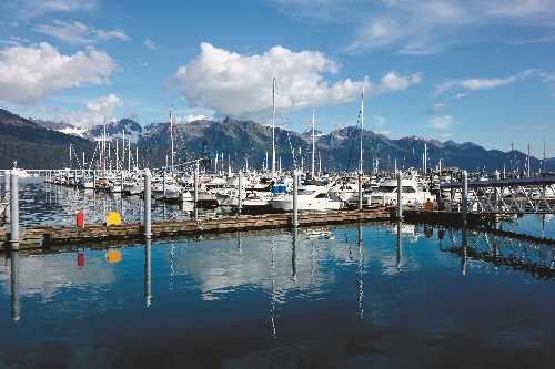 依聯邦政府生計型自然資源使用管理計畫中的規定,阿拉斯加9 大城區以外的地區就是郊區(圖為Seward 港,為指定城區)