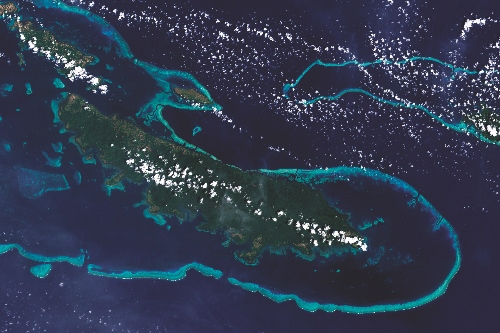 運用多衛星影像圖幅，進行跨時間軸之近海區域棲地變遷研究時，首先要進行圖像大氣條件、潮差等條件的校正（圖為路易斯安那群島中 的Vanatinai 島）