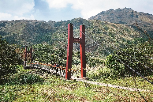 菁山吊橋跨越冷水坑溪,為冷水坑到擎天崗必經之路/楊懷智攝
