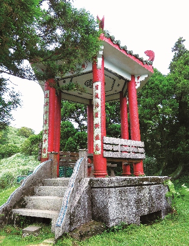 擎天崗上的涼亭與伏地堡/徐武雄攝