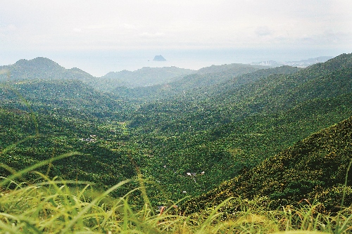 廣大的瑪鋉溪流域,遠方海面上的小點就是基隆嶼/ Nancy Lai 攝