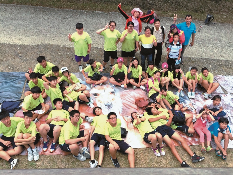 參與鹿境活動的青少年合影／墾管處提供