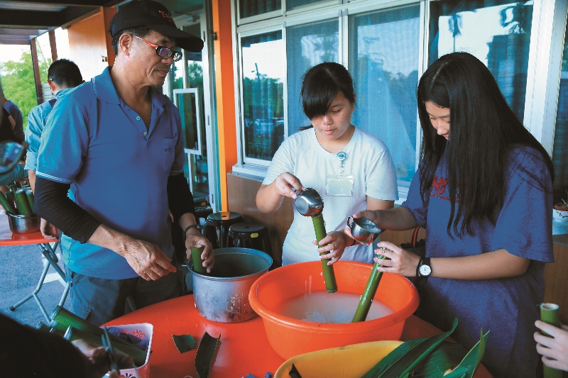 進入社區學習太魯閣族的生活技藝／太管處提供