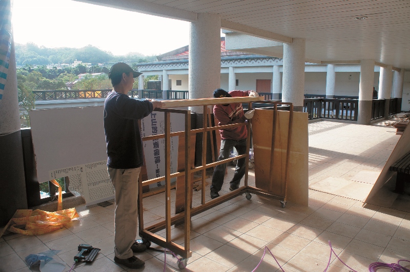 解說志工利用廢材架設布袋戲舞台骨架／雪管處提 供（卓孝娟攝）