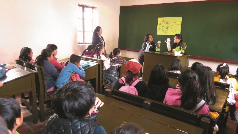 教師透過手偶演戲說故事的方式，讓學員暸解落番故事中僑鄉匯款的過程與艱辛／金管處提供