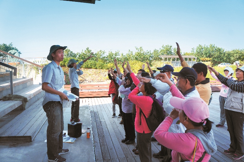 「HAPPY小偵探」─參與者年齡層不分老少，透過學習單的探索、人員解說及趣味的黑琵操，認識黑琵的遷徙路徑、特徵、習性與保育的重要性／台管處提供