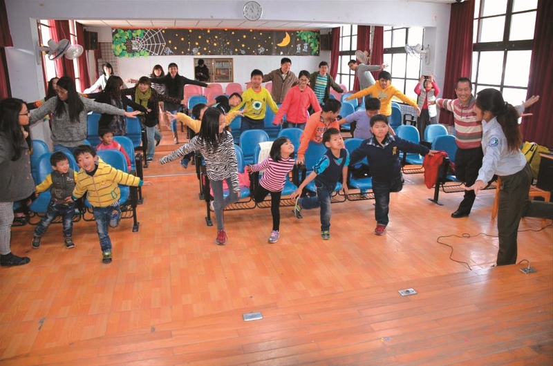 小朋友快樂地跳著黑琵操／台管處提供