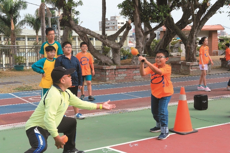 透過樂樂棒球遊戲，讓學童了解獼猴在森林中扮演種子傳播媒介的角色／壽籌處提供