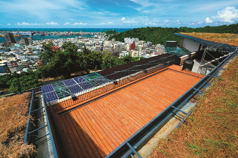 壽山國家自然公園遊客中心頂樓觀景平台眺望打狗港/楊懷智